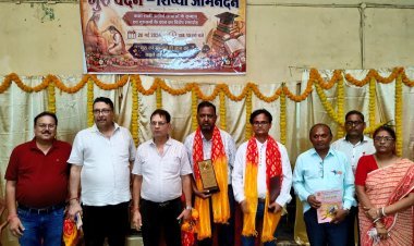 धनबाद: झरिया में बेटियों का सम्मान: ‘गुरु वंदन–शिष्या अभिनंदन’ समारोह में मेधावी छात्राएं हुईं सम्मानित