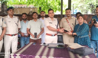 धनबाद पुलिस की बड़ी पहल: CEIR पोर्टल से बरामद 8 मोबाइल लौटे मालिकों को, हरिहरपुर थाना पहुंचे एसएसपी