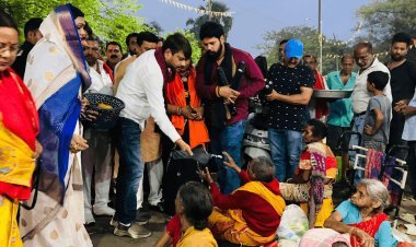 धनबाद:सेवा का एक साल पूरा: युवा संघर्ष मोर्चा ने गरीबों के बीच बांटे भोजन और छाते, समाजसेवा की बनी मिसाल