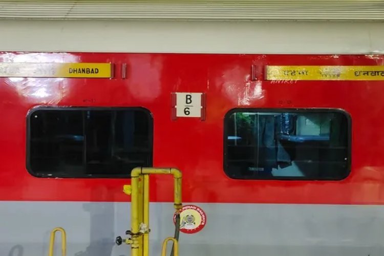 गंगा-दामोदर एक्सप्रेस के AC कोच में ‘सीक्रेट बंकर’! धनबाद RPF ने पकड़ी विदेशी बियर की खेप