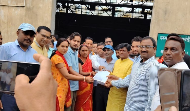 धनबाद: बाघमारा विधायक शत्रुघ्न महतो बने सहारा, दिवंगत BCCL कर्मी के बेटे को दिलाया नौकरी का नियुक्ति पत्र