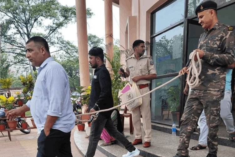 धनबाद में हाईवोल्टेज ड्रामा: नशे में धुत युवकों ने ट्रैफिक पुलिस से की मारपीट, वर्दी फाड़ी, FIR जेल