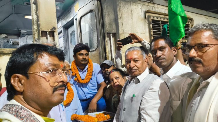 लातेहार को मिली राजधानी एक्सप्रेस की सौगात, MP कालीचरण सिंह ने दिखाई हरी झंडी; छात्रों-व्यापारियों को बड़ा फायदा