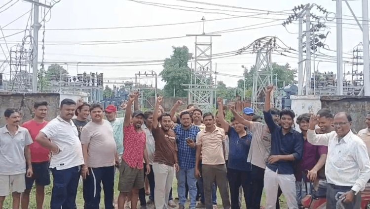 धनबाद: झरिया में 12 घंटे का ब्लैकआउट, जनता सड़क पर… विधायक रागिनी सिंह ने खुद संभाला मोर्चा
