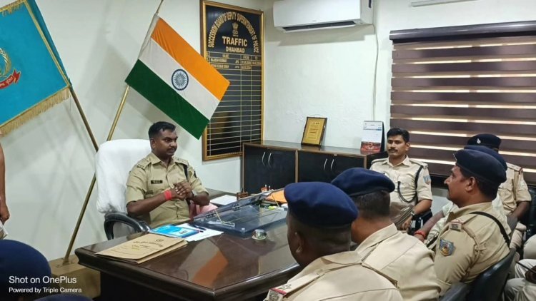 धनबाद: ट्रैफिक DSP रोहित कुमार साव के एक्शन मोड: अवैध पार्किंग और बिना हेलमेट वालों पर शिकंजा