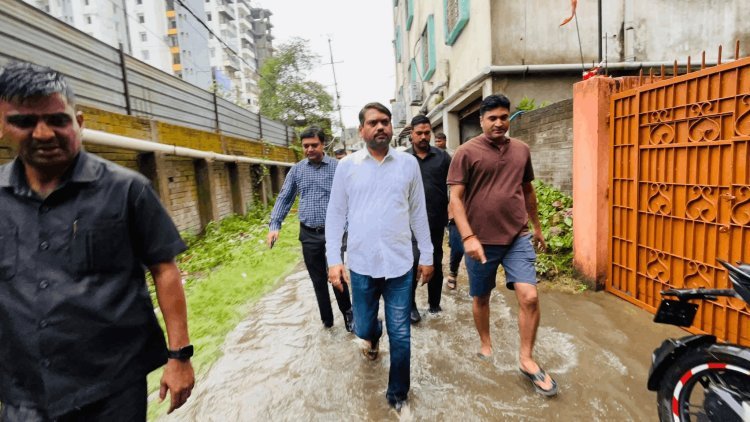 धनबाद: “बारिश बनी आफत तो एक्शन मोड में दिखे मेयर संजीव सिंह, सड़क से नाली तक खुद संभाला मोर्चा”
