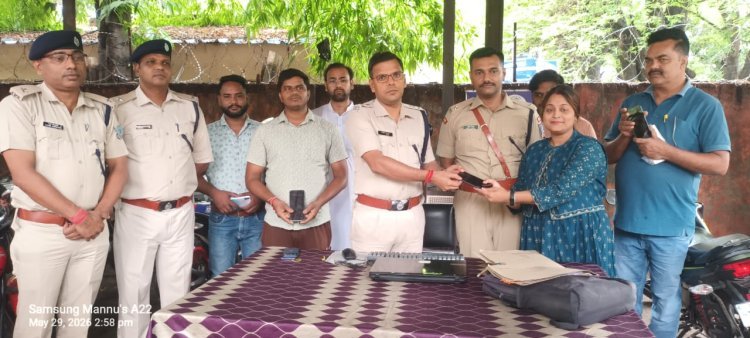 धनबाद पुलिस की बड़ी पहल: CEIR पोर्टल से बरामद 8 मोबाइल लौटे मालिकों को, हरिहरपुर थाना पहुंचे एसएसपी