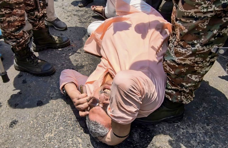 पश्चिम बंगाल: अभिषेक के बाद अब TMC सांसद कल्याण बनर्जी पर हमला! सिर फूटा, सड़क पर लेटे दिखे सांसद