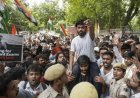 दिल्ली में कॉकरोच जनता पार्टी का प्रदर्शन:फाउंडर अभिजीत दीपके  बोले- 5 दिन में शिक्षा मंत्री धर्मेंद्र प्रधान इस्तीफा दें