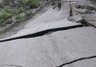 धनबाद:  निरसा में 50 फीट धंसी मुख्य सड़क, ब्लास्टिंग और अवैध खनन का कहर; 30 गांवों का संपर्क टूटा