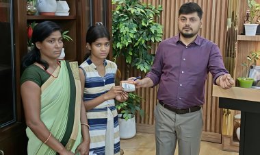 धनबाद: जनता दरबार में दिखी संवेदनशील प्रशासन की तस्वीर: DC ने बच्ची को तुरंत दिलाई कान की मशीन