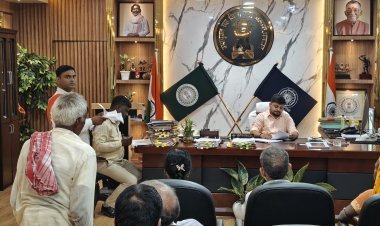 धनबाद में जनता दरबार: DC आदित्य रंजन ने सुनीं लोगों की समस्याएं, समाधान का आश्वासन