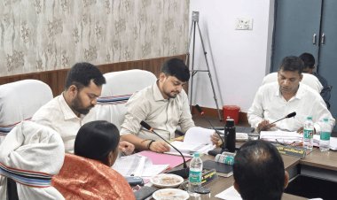 धनबाद: बलियापुर में DC आदित्य रंजन का एक्शन मोड: प्रधानाध्यापक सस्पेंड, कई अधिकारियों का वेतन रुका