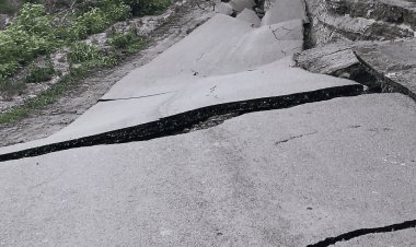 धनबाद:  निरसा में 50 फीट धंसी मुख्य सड़क, ब्लास्टिंग और अवैध खनन का कहर; 30 गांवों का संपर्क टूटा