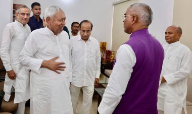 बिहार: नीतीश कुमार से मिले आरसीपी सिंह, समर्थकों के दावों से बिहार की राजनीति में बढ़ी हलचल