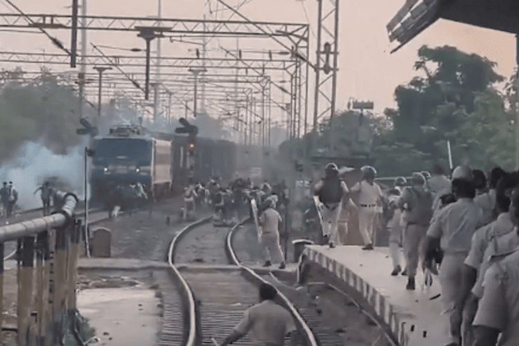 बिहार सिपाही भर्ती परीक्षा: पाटलिपुत्र स्टेशन पर कैंडिडेट्स का हंगामा, तोड़फोड़, पुलिस ने किया लाठीचार्ज