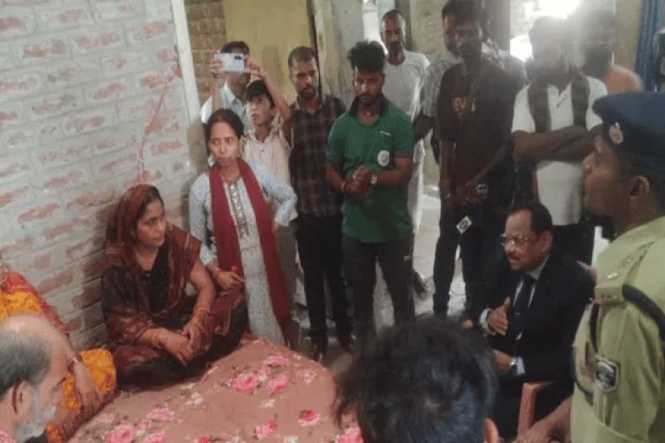 बिहार: ‘आपके दर्द को समझता हूं...’ भरत तिवारी की मां से मिले जांच आयोग अध्यक्ष, बोले- सच्चाई सामने लाएंगे