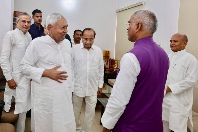 बिहार: नीतीश कुमार से मिले आरसीपी सिंह, समर्थकों के दावों से बिहार की राजनीति में बढ़ी हलचल