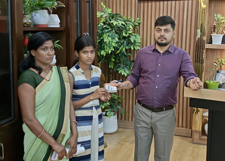 धनबाद: जनता दरबार में दिखी संवेदनशील प्रशासन की तस्वीर: DC ने बच्ची को तुरंत दिलाई कान की मशीन