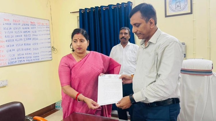 धनबाद:झरिया में बिजली संकट पर विधायक रागिनी सिंह का बड़ा एक्शन, GM को सौंपा 10 सूत्री मांग पत्र