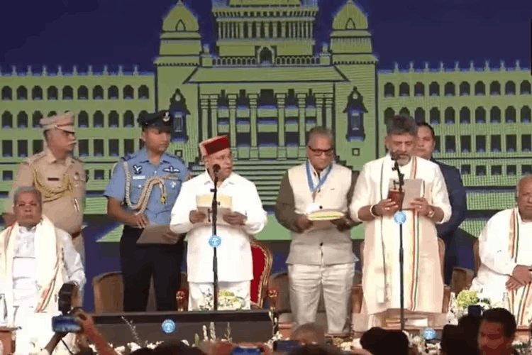 कर्नाटक: संविधान हाथ में लेकर डीके शिवकुमार ने ली CM पद की शपथ, जी परमेश्वर बने डिप्टी CM