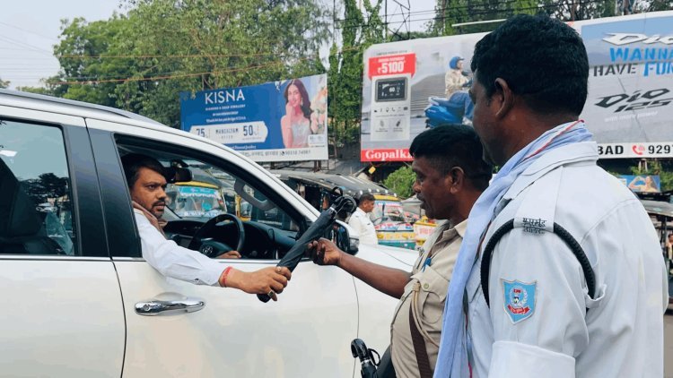 धनबाद : तपती धूप में ट्रैफिक पुलिसकर्मियों के लिए सहारा बने मेयर संजीव सिंह, चौक-चौराहों पर बांटे छाते