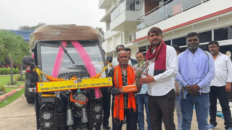 धनबाद: गरीबी बनी थी रुकावट, विधायक रागिनी सिंह के सहयोग से मिला ई-रिक्शा; मेयर संजीव सिंह ने सौंपी चाबी