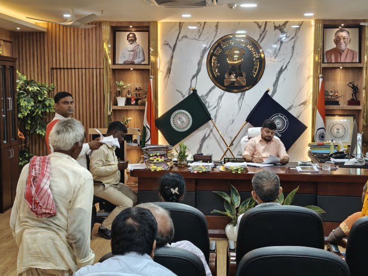 धनबाद में जनता दरबार: DC आदित्य रंजन ने सुनीं लोगों की समस्याएं, समाधान का आश्वासन