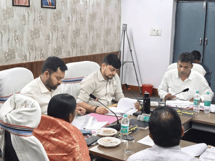 धनबाद: बलियापुर में DC आदित्य रंजन का एक्शन मोड: प्रधानाध्यापक सस्पेंड, कई अधिकारियों का वेतन रुका