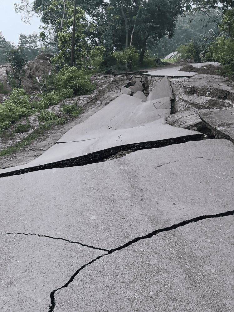धनबाद:  निरसा में 50 फीट धंसी मुख्य सड़क, ब्लास्टिंग और अवैध खनन का कहर; 30 गांवों का संपर्क टूटा