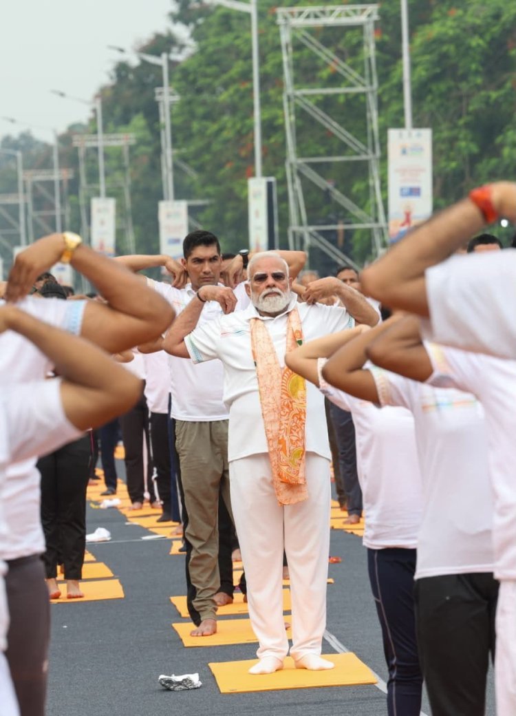 रेड रोड पर योगमय हुआ बंगाल, PM नरेंद्र  मोदी ने किया नेतृत्व; बोले- 70 में भी दिखें 50 जैसे, योग है समाधान