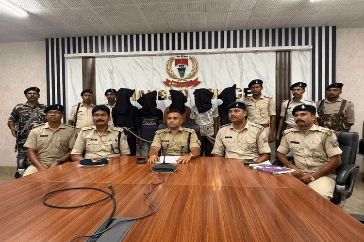धनबाद में बाइक चोर गिरोह का भंडाफोड़, 13 चोरी की मोटरसाइकिलों के साथ 5 शातिर गिरफ्तार