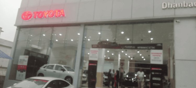 धनबाद के टोयोटा शोरूम में हंगामा: कर्मी से मारपीट और जान से मारने की धमकी, CCTV में कैद हुई पूरी घटना