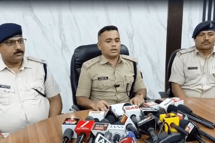 प्रिंस खान गैंग पर धनबाद पुलिस का बड़ा प्रहार, हथियार सप्लायर 2 पिस्टल और 33 कारतूस के साथ गिरफ्तार