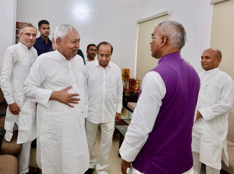 बिहार: नीतीश कुमार से मिले आरसीपी सिंह, समर्थकों के दावों से बिहार की राजनीति में बढ़ी हलचल