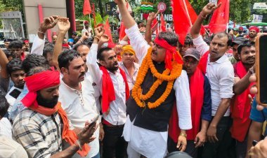 धनबाद स्टेशन पर टोटो चालकों का शक्ति प्रदर्शन, DRM के सामने गूंजा विरोध; एक हफ्ते में कार्रवाई का आश्वासन