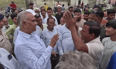 धनबाद: छाताबाद भू-धंसान पर फूटा गुस्सा: ग्रामीणों ने पूर्व मंत्री जलेश्वर महतो का किया घेराव, बोले- हादसे के वक्त कहां थे?