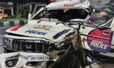 झारखंड: धनबाद में दर्दनाक हादसा: ट्रेलर से टकराई हजारीबाग पुलिस की गाड़ी, एक जवान की मौत, चार की हालत गंभीर