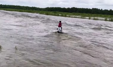 कंधे पर बेटे को बैठाकर उफनती नदी पार करता पिता, बिहार का Video बना विकास के दावों पर बड़ा सवाल