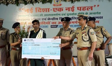 झारखंड : 15 लाख के इनामी 'गांधी' समेत 16 माओवादियों ने किया सरेंडर, 11 हथियार और 1562 कारतूस सौंपे