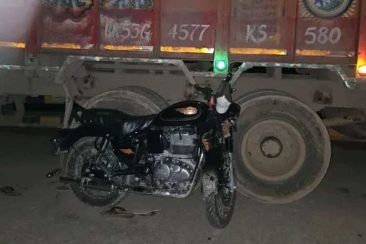 बिहार: दरभंगा में खड़े ट्रक से भिड़ी बुलेट, सेना के जवान समेत 3 दोस्तों की मौत