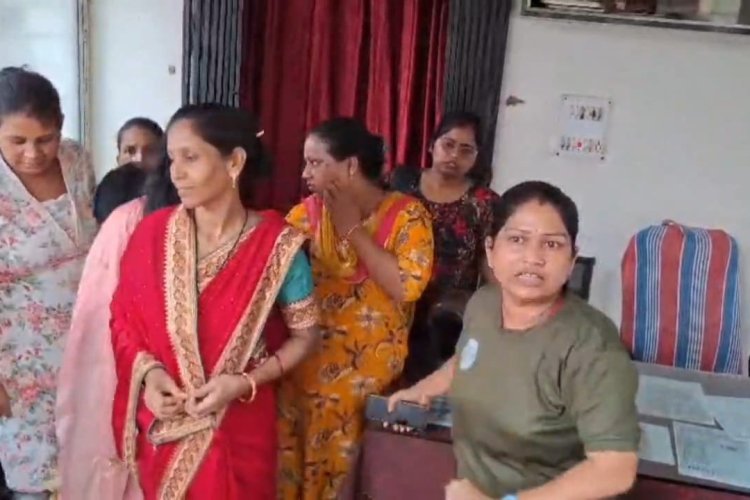 धनबाद के आवासीय स्कूल में हंगामा: बच्चों से मारपीट, गाली-गलौज और बाथरूम साफ कराने के आरोप