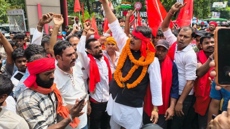 धनबाद स्टेशन पर टोटो चालकों का शक्ति प्रदर्शन, DRM के सामने गूंजा विरोध; एक हफ्ते में कार्रवाई का आश्वासन