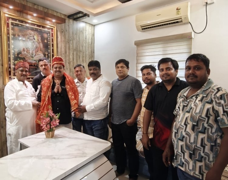 धनबाद : न्यू स्टेशन रेलवे कॉलोनी दुर्गा पूजा समिति ने अध्यक्ष उदय प्रताप सिंह का किया भव्य सम्मान
