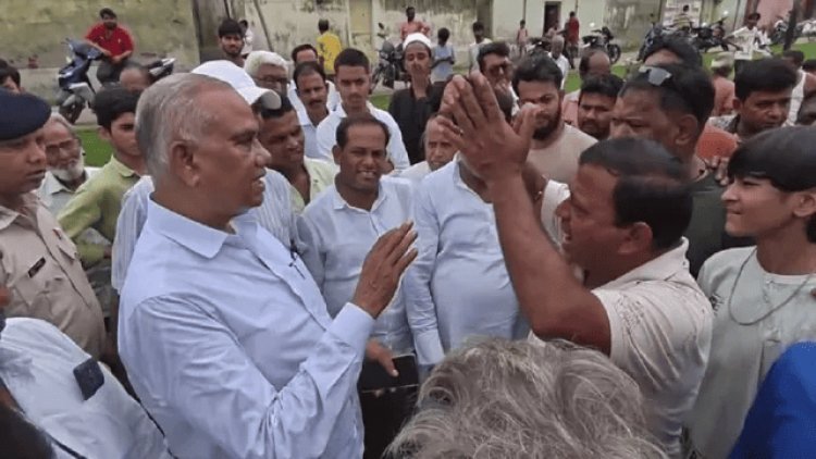 छाताबाद भू-धंसान पर फूटा गुस्सा: ग्रामीणों ने पूर्व मंत्री जलेश्वर महतो का किया घेराव, बोले- हादसे के वक्त कहां थे?