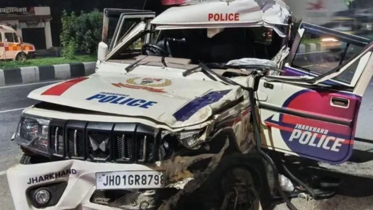 झारखंड: धनबाद में दर्दनाक हादसा: ट्रेलर से टकराई हजारीबाग पुलिस की गाड़ी, एक जवान की मौत, चार की हालत गंभीर