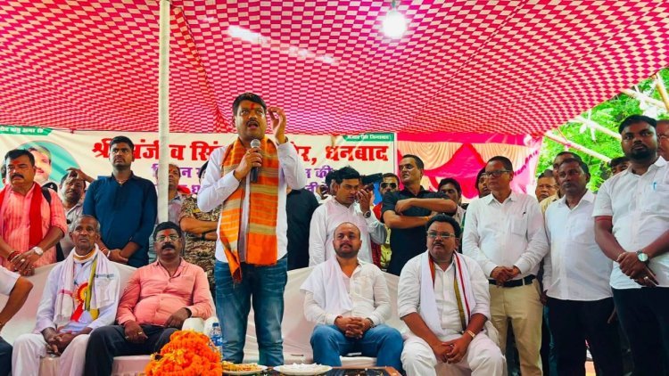 "मधुबन की लड़ाई अब मेरी भी है…' मेयर संजीव सिंह की हुंकार, BCCL-MDO के खिलाफ ग्रामीणों के साथ उतरे"