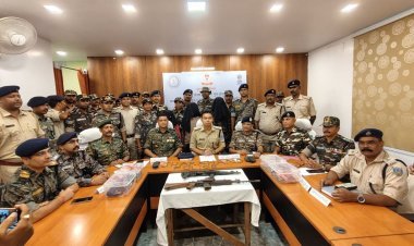 सरायकेला में ₹22 लाख के 3 इनामी नक्सली गिरफ्तार, AK-47 और पुलिस से लूटी INSAS रायफल बरामद