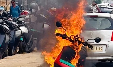 Dhanbad : बार-बार खराब हो रही इलेक्ट्रिक स्कूटी से तंग युवक ने शोरूम के बाहर लगाई आग