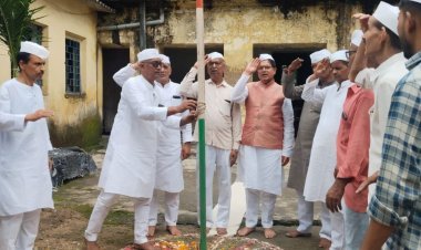 धनबाद: खादी ग्रामोद्योग संघ के कार्यालय में शान से लहराया तिरंगा